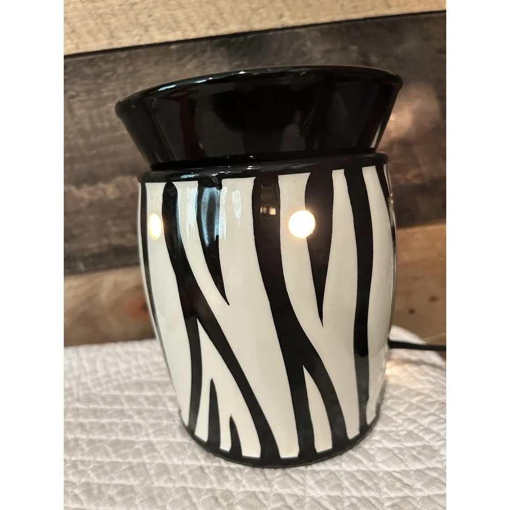 SCENTSY Warmer Zebra Full Size Wax Warmer Black &‎ White Safari